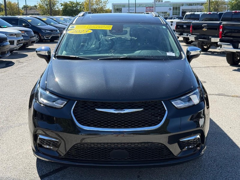 Chrysler Pacifica Vehicle Full-screen Gallery Image 10
