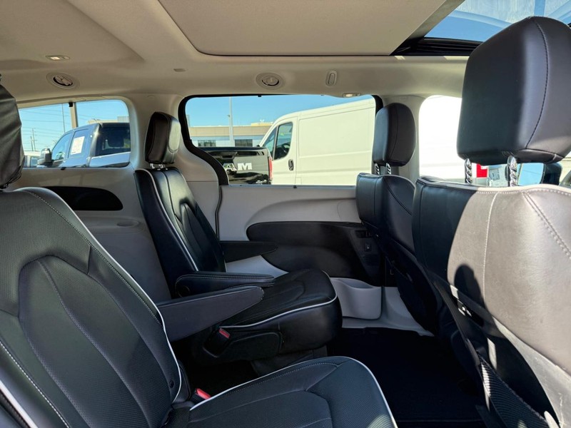 Chrysler Pacifica Vehicle Full-screen Gallery Image 11