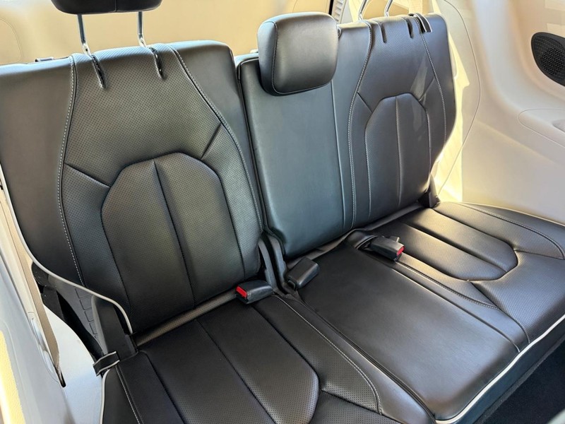 Chrysler Pacifica Vehicle Full-screen Gallery Image 12