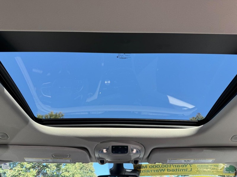 Chrysler Pacifica Vehicle Full-screen Gallery Image 13