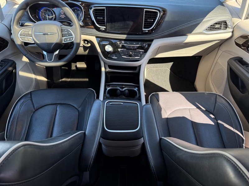 Chrysler Pacifica Vehicle Full-screen Gallery Image 14