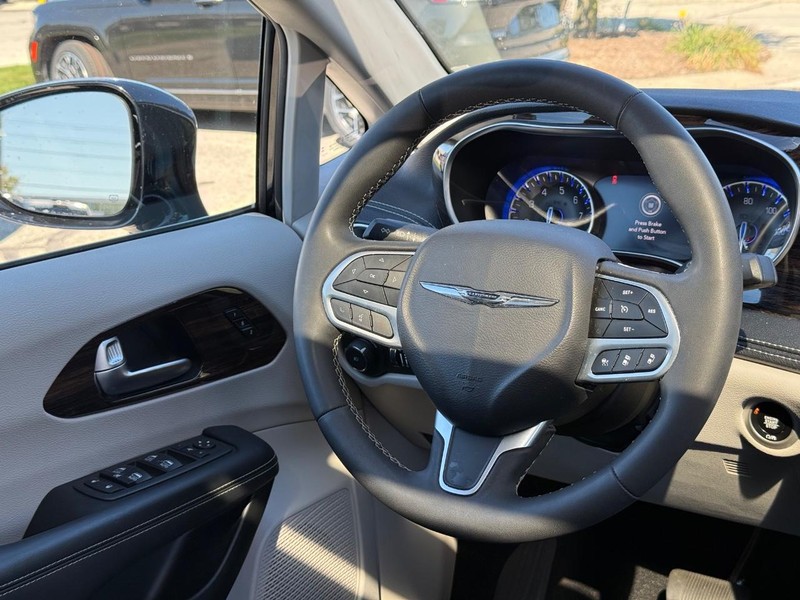 Chrysler Pacifica Vehicle Full-screen Gallery Image 15