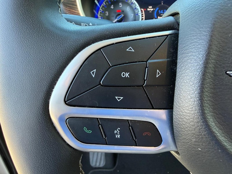 Chrysler Pacifica Vehicle Full-screen Gallery Image 16