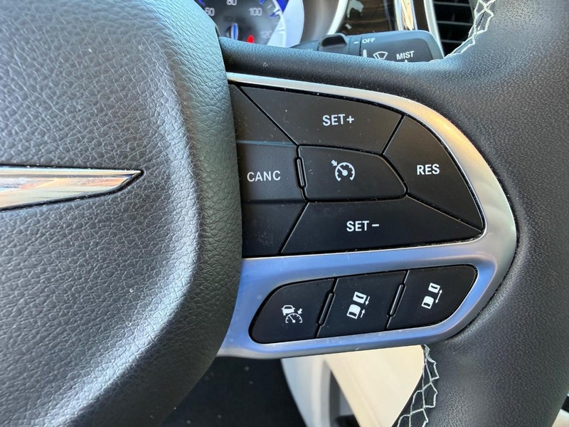 Chrysler Pacifica Vehicle Full-screen Gallery Image 17