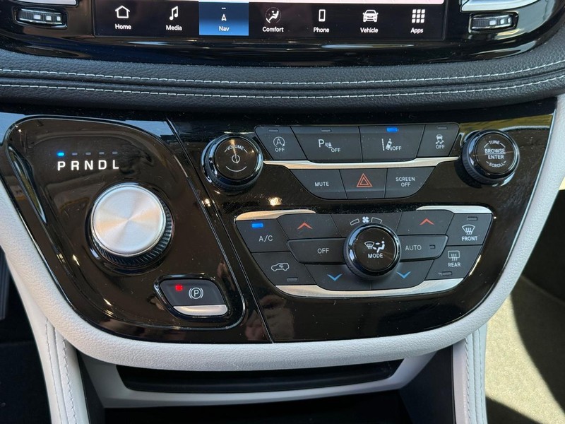 Chrysler Pacifica Vehicle Full-screen Gallery Image 21