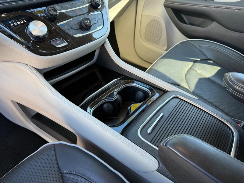 Chrysler Pacifica Vehicle Full-screen Gallery Image 22