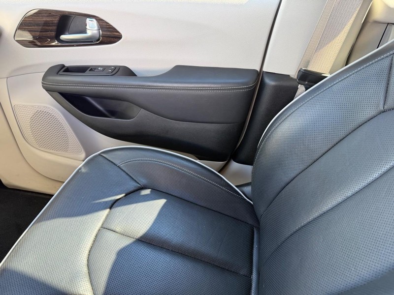 Chrysler Pacifica Vehicle Full-screen Gallery Image 23