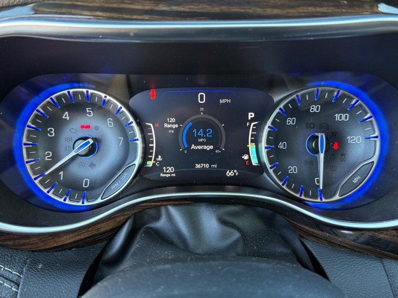 Chrysler Pacifica Vehicle Full-screen Gallery Image 24