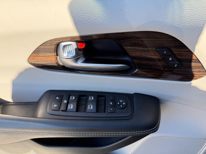Chrysler Pacifica Vehicle Full-screen Gallery Image 26