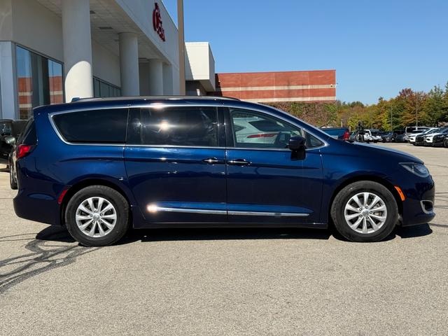 Chrysler Pacifica Vehicle Full-screen Gallery Image 02