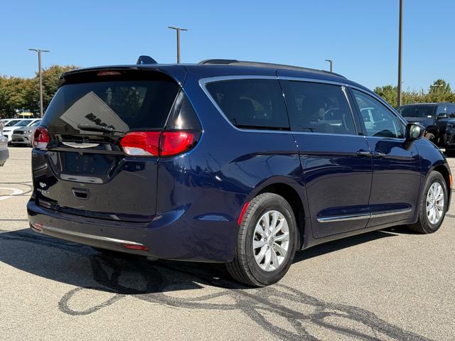 Chrysler Pacifica Vehicle Full-screen Gallery Image 03