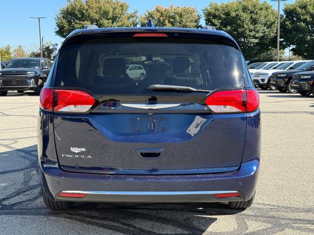 Chrysler Pacifica Vehicle Full-screen Gallery Image 04