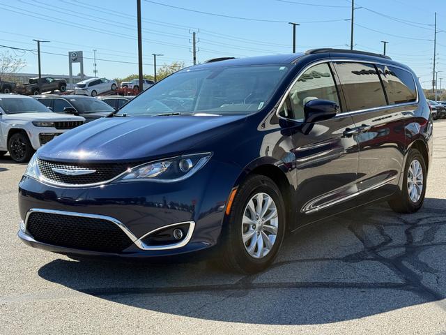 Chrysler Pacifica Vehicle Full-screen Gallery Image 08
