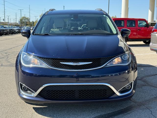Chrysler Pacifica Vehicle Full-screen Gallery Image 09