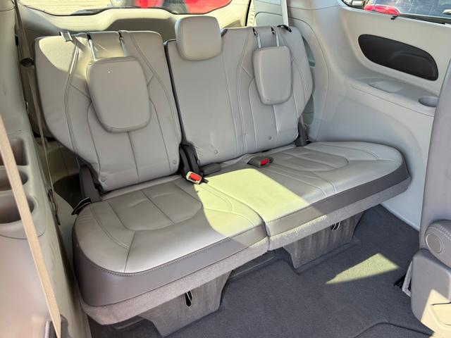 Chrysler Pacifica Vehicle Full-screen Gallery Image 10