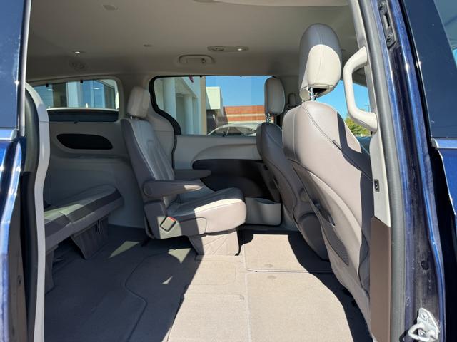Chrysler Pacifica Vehicle Full-screen Gallery Image 11