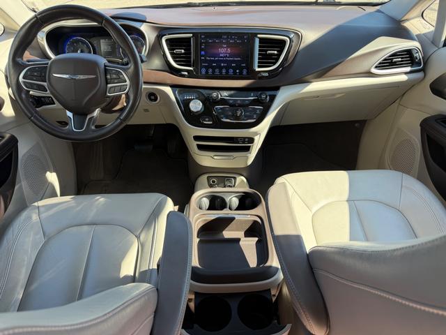 Chrysler Pacifica Vehicle Full-screen Gallery Image 12