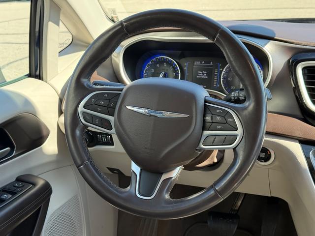 Chrysler Pacifica Vehicle Full-screen Gallery Image 13