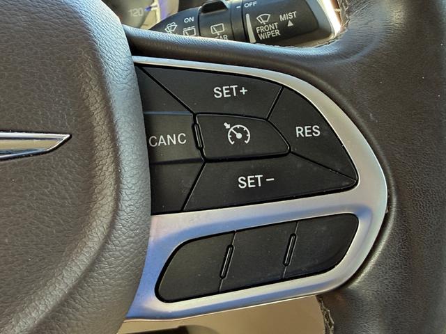 Chrysler Pacifica Vehicle Full-screen Gallery Image 15