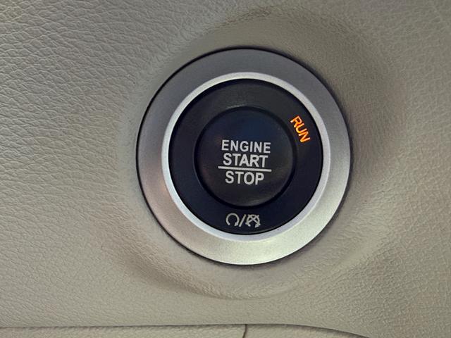 Chrysler Pacifica Vehicle Full-screen Gallery Image 16