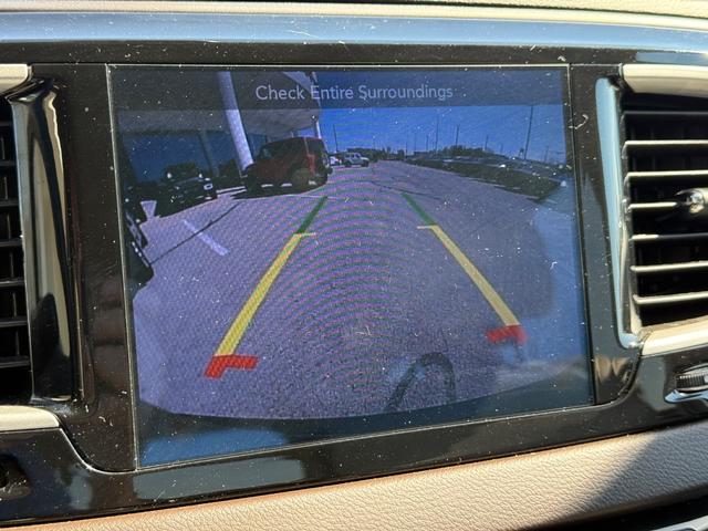 Chrysler Pacifica Vehicle Full-screen Gallery Image 19