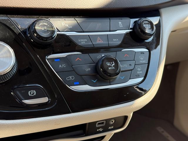 Chrysler Pacifica Vehicle Full-screen Gallery Image 21