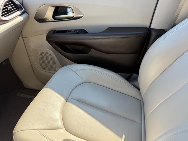 Chrysler Pacifica Vehicle Full-screen Gallery Image 22