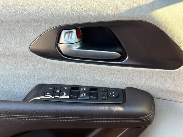 Chrysler Pacifica Vehicle Full-screen Gallery Image 25
