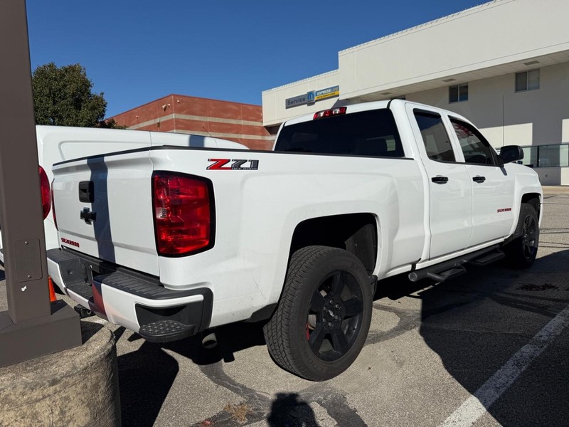 Chevrolet Silverado 1500 Vehicle Full-screen Gallery Image 02