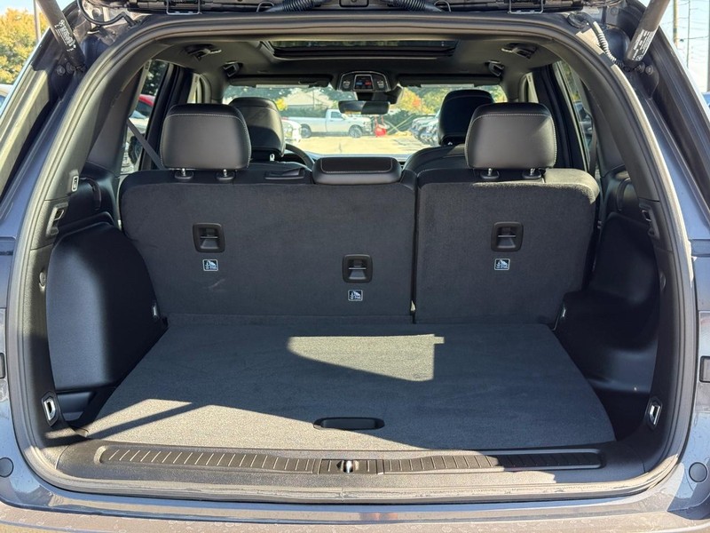 Chrysler Pacifica Vehicle Full-screen Gallery Image 06