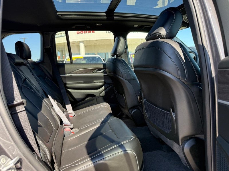 Chrysler Pacifica Vehicle Full-screen Gallery Image 10
