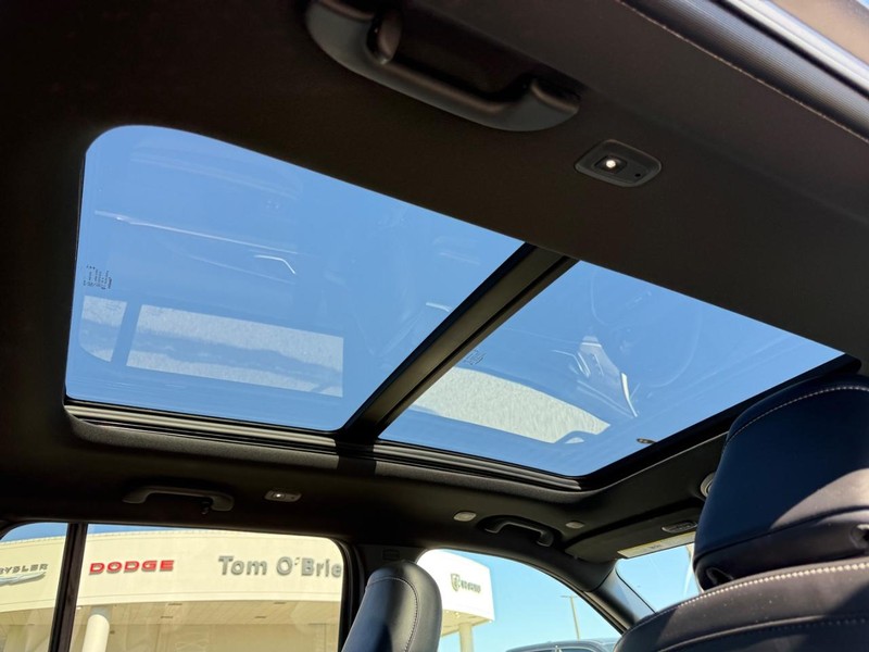 Chrysler Pacifica Vehicle Full-screen Gallery Image 11