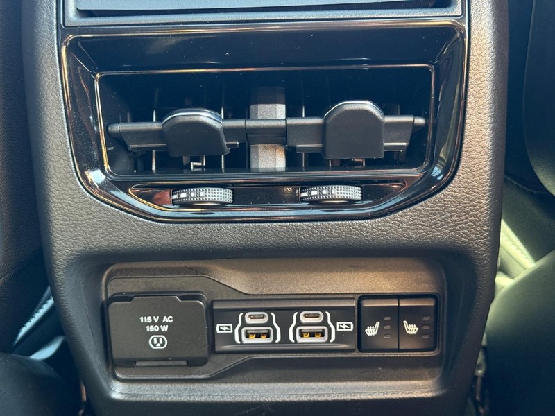 Chrysler Pacifica Vehicle Full-screen Gallery Image 12