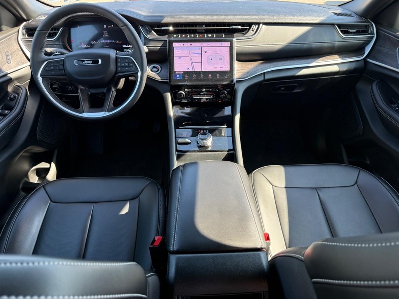 Chrysler Pacifica Vehicle Full-screen Gallery Image 13
