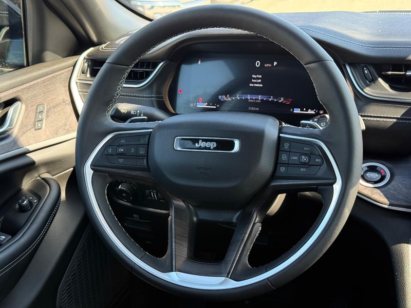 Chrysler Pacifica Vehicle Full-screen Gallery Image 15