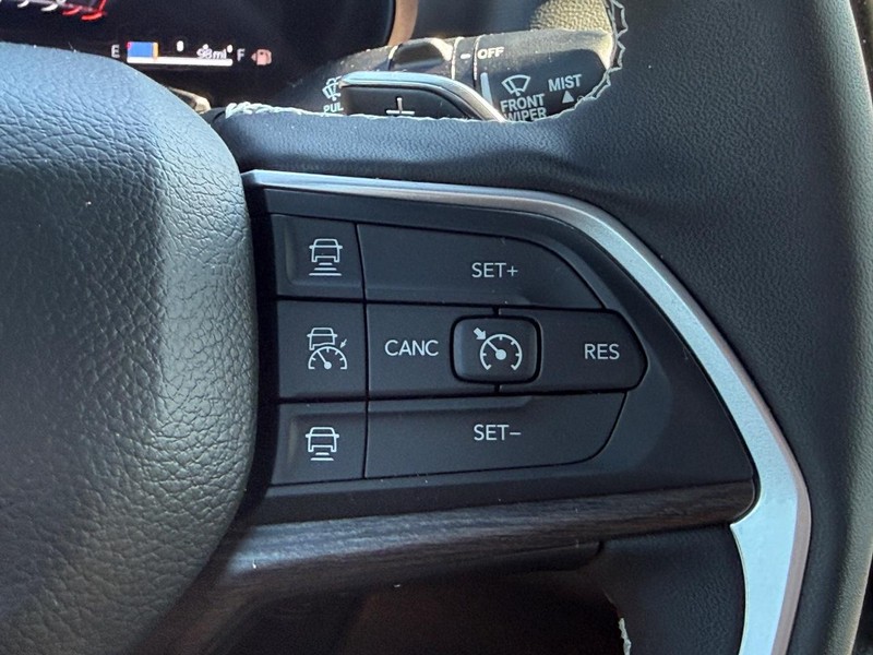 Chrysler Pacifica Vehicle Full-screen Gallery Image 16