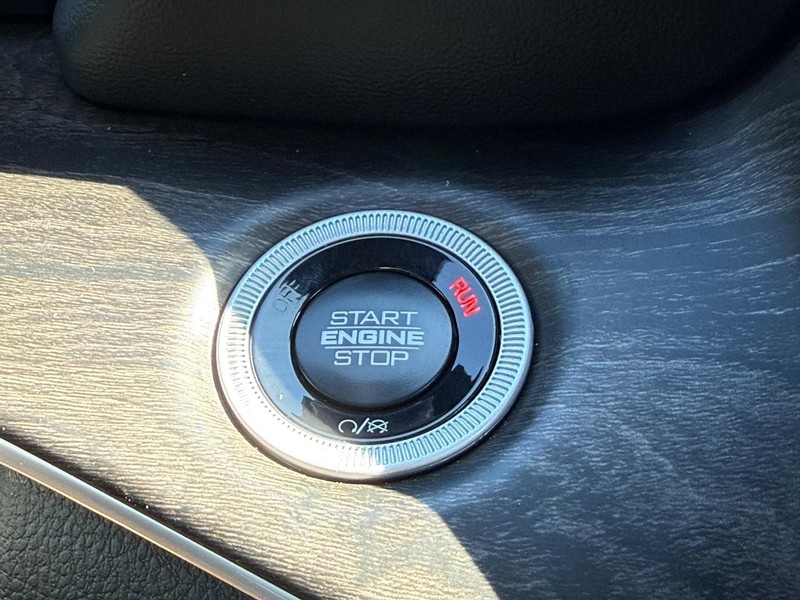 Chrysler Pacifica Vehicle Full-screen Gallery Image 17