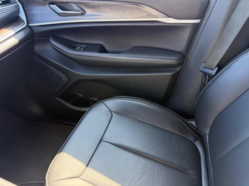 Chrysler Pacifica Vehicle Full-screen Gallery Image 23