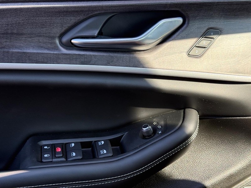 Chrysler Pacifica Vehicle Full-screen Gallery Image 24