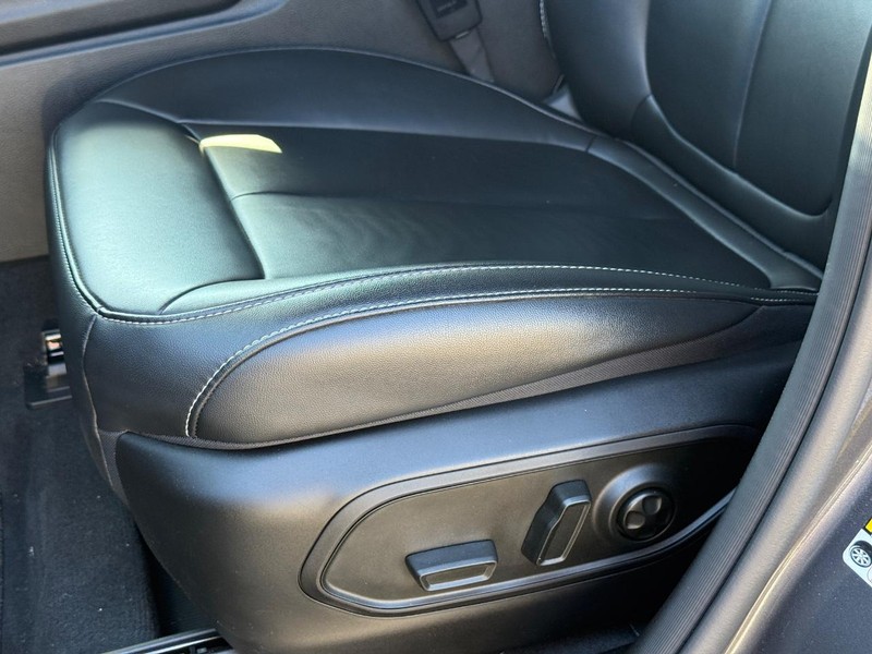 Chrysler Pacifica Vehicle Full-screen Gallery Image 26