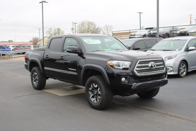 The 2017 Toyota Tacoma 4WD TRD Off Road Double Cab photos