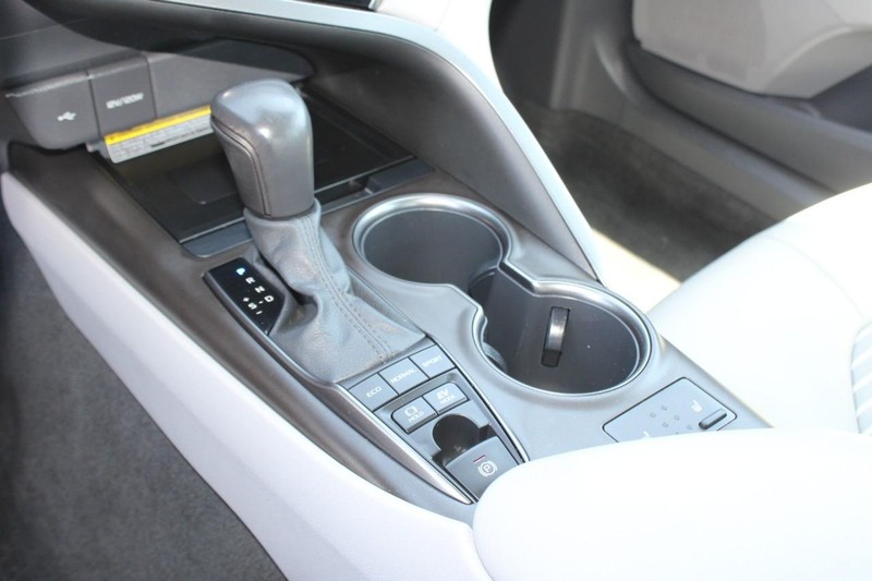2021 Toyota Camry Hybrid SE photo