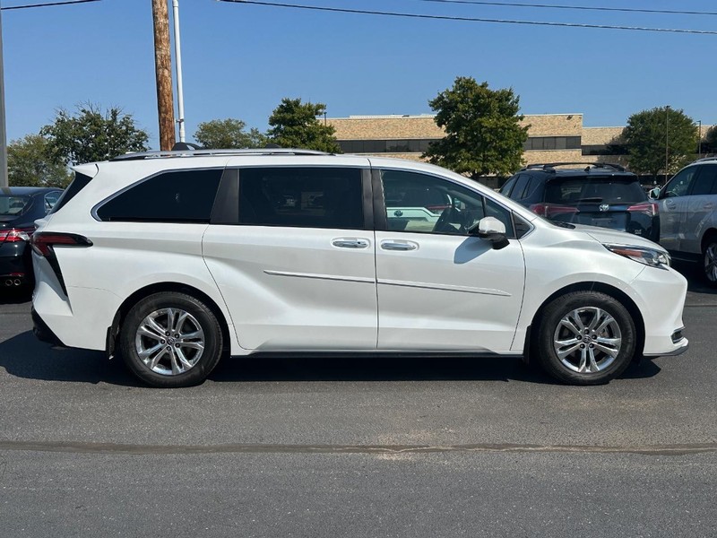 Toyota Sienna Vehicle Image 02