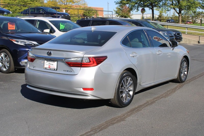 Lexus ES 300h Vehicle Image 03