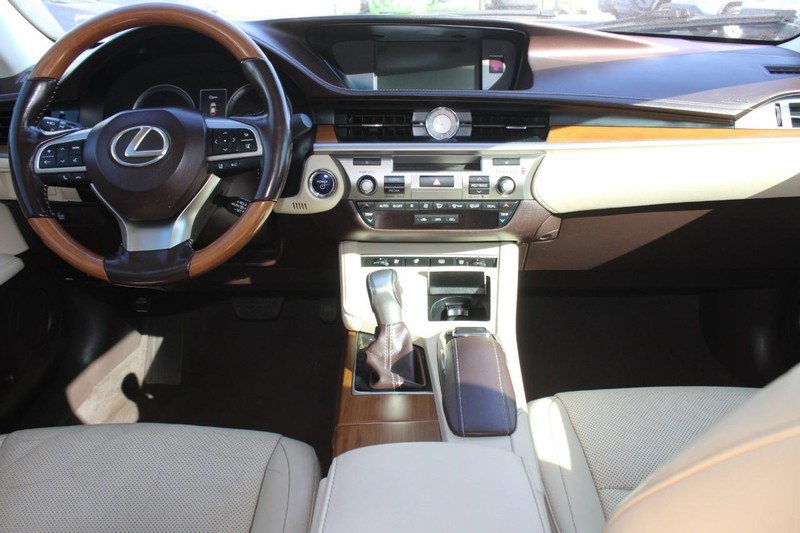 Lexus ES 300h Vehicle Image 12