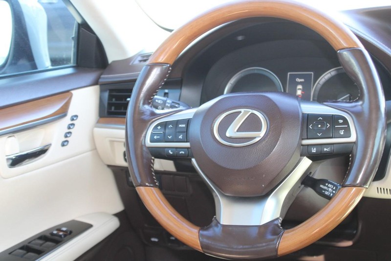 Lexus ES 300h Vehicle Image 13