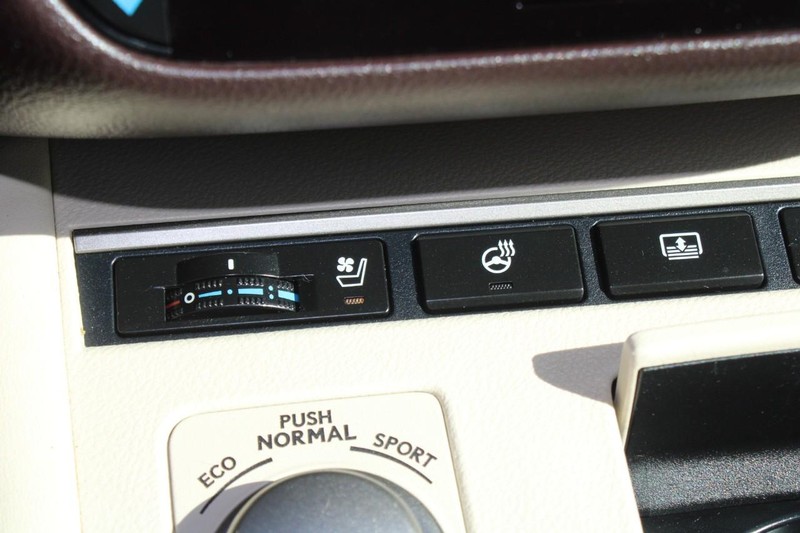 Lexus ES 300h Vehicle Image 17