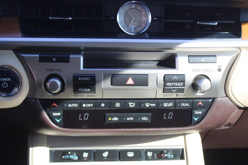 Lexus ES 300h Vehicle Image 18