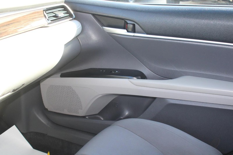 Toyota Camry Hybrid Vehicle Image 19