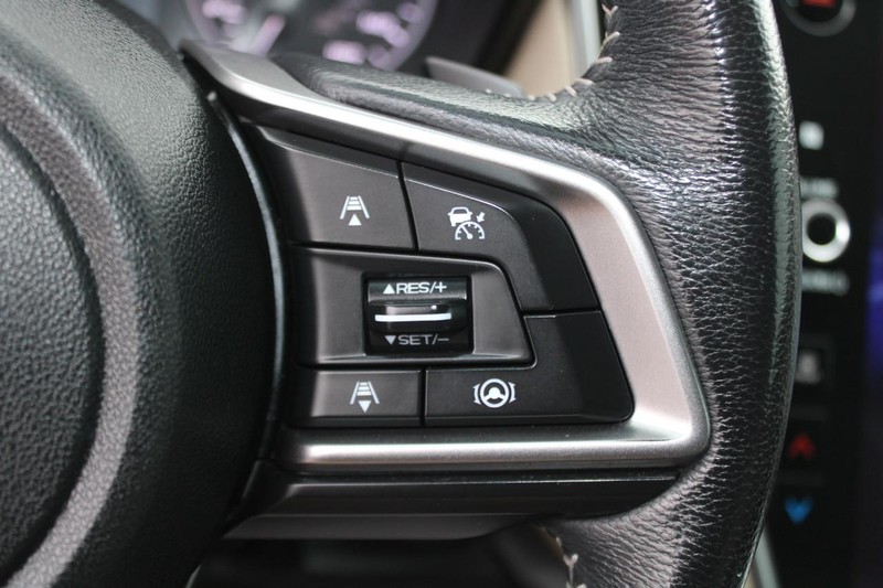 Subaru Legacy Vehicle Image 14